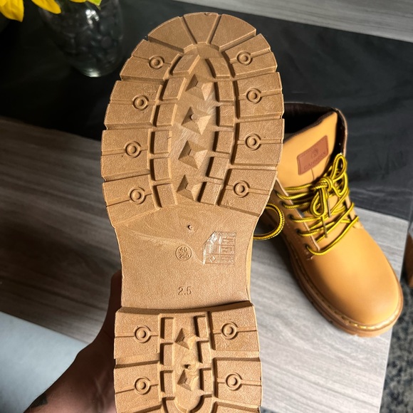 Tan boots - Picture 3 of 3